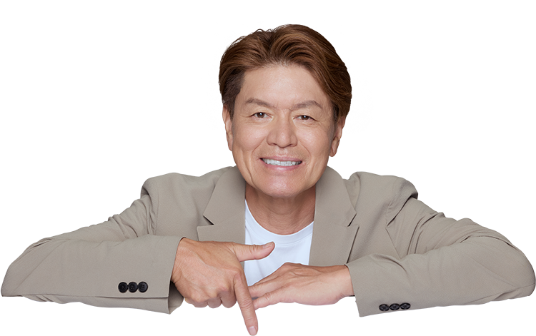 案内する男性